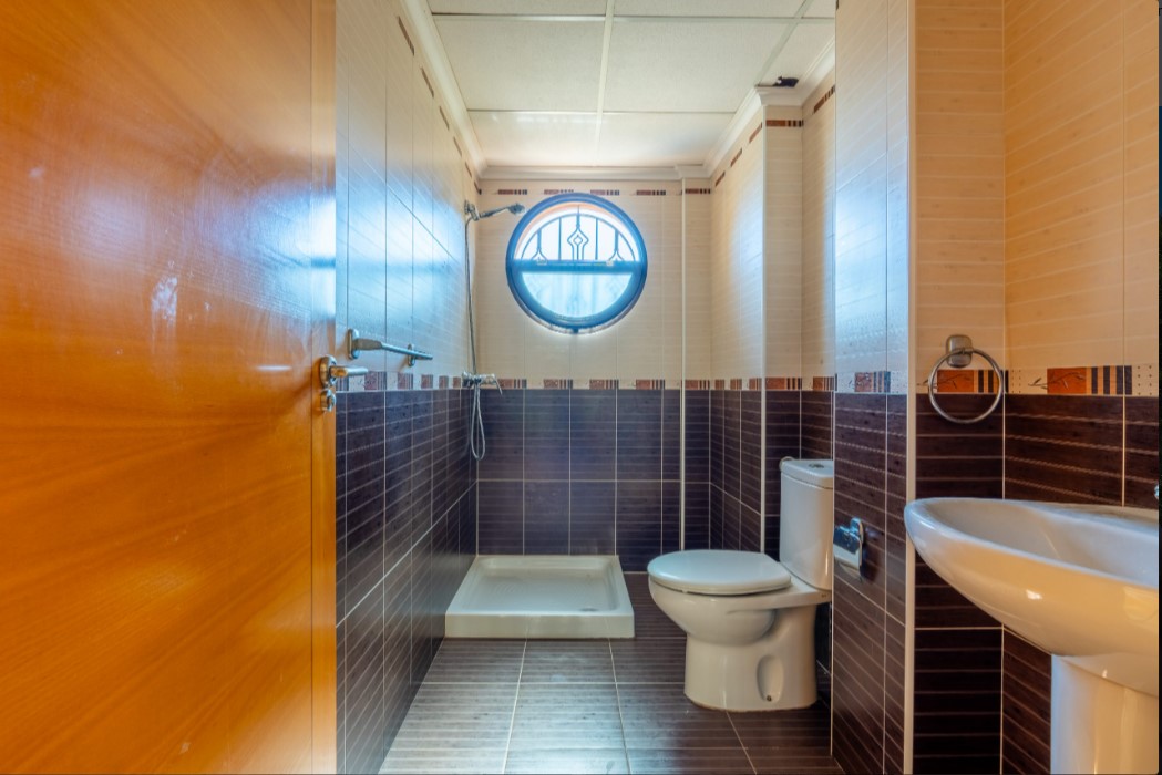 CHALET INDEPENDIENTE CON PISCINA PRIVADA, SÓTANO HABITABLE Y SOLÁRIUM EN PARCELA DE 250 M²