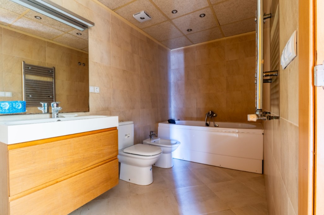 CHALET INDEPENDIENTE CON PISCINA PRIVADA, SÓTANO HABITABLE Y SOLÁRIUM EN PARCELA DE 250 M²