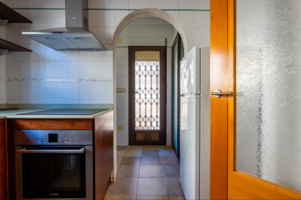 CHALET INDEPENDIENTE CON PISCINA PRIVADA, SÓTANO HABITABLE Y SOLÁRIUM EN PARCELA DE 250 M²