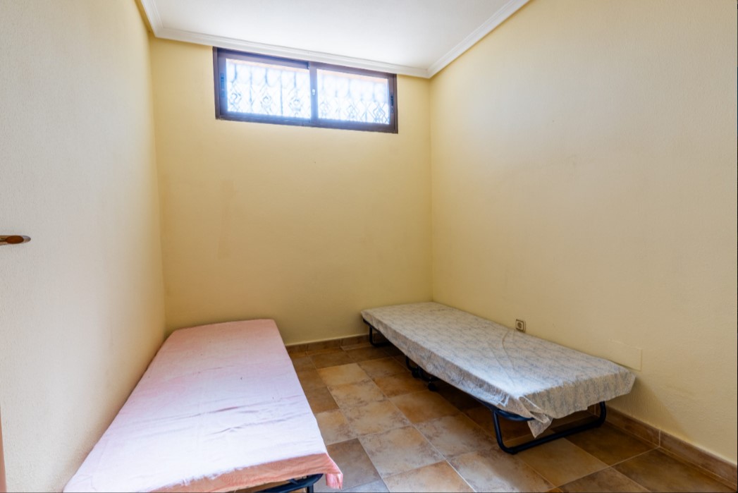 CHALET INDEPENDIENTE CON PISCINA PRIVADA, SÓTANO HABITABLE Y SOLÁRIUM EN PARCELA DE 250 M²