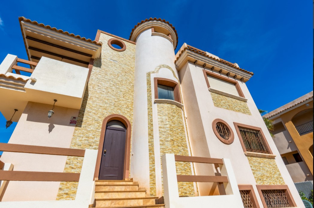 CHALET INDEPENDIENTE CON PISCINA PRIVADA, SÓTANO HABITABLE Y SOLÁRIUM EN PARCELA DE 250 M²