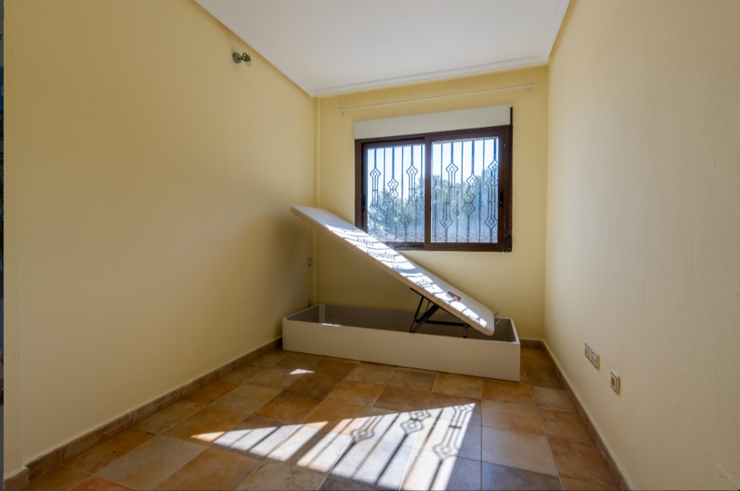 CHALET INDEPENDIENTE CON PISCINA PRIVADA, SÓTANO HABITABLE Y SOLÁRIUM EN PARCELA DE 250 M²