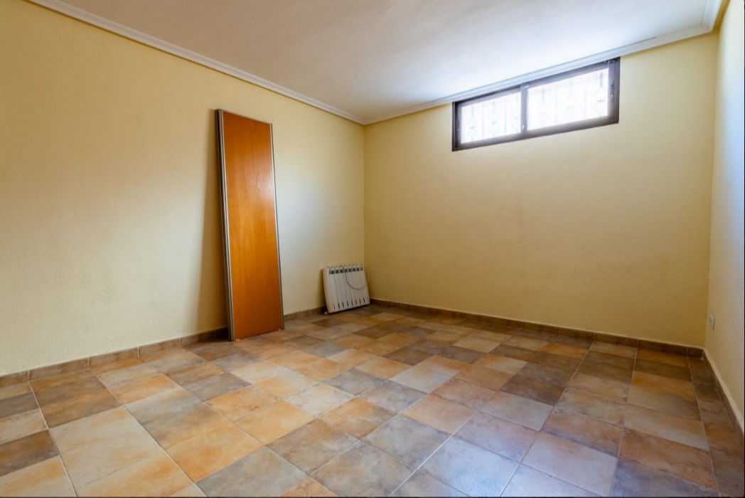 CHALET INDEPENDIENTE CON PISCINA PRIVADA, SÓTANO HABITABLE Y SOLÁRIUM EN PARCELA DE 250 M²