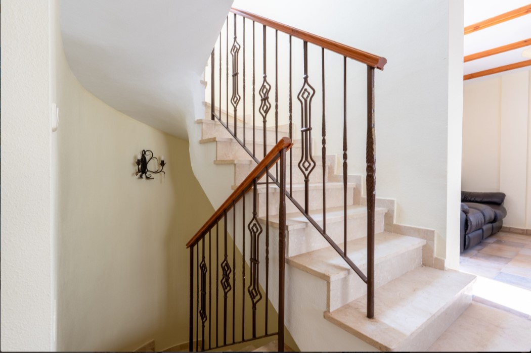 CHALET INDEPENDIENTE CON PISCINA PRIVADA, SÓTANO HABITABLE Y SOLÁRIUM EN PARCELA DE 250 M²