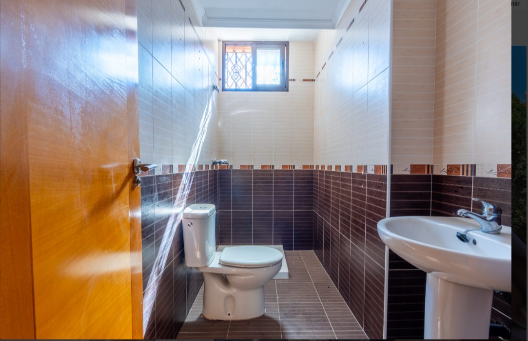 CHALET INDEPENDIENTE CON PISCINA PRIVADA, SÓTANO HABITABLE Y SOLÁRIUM EN PARCELA DE 250 M²