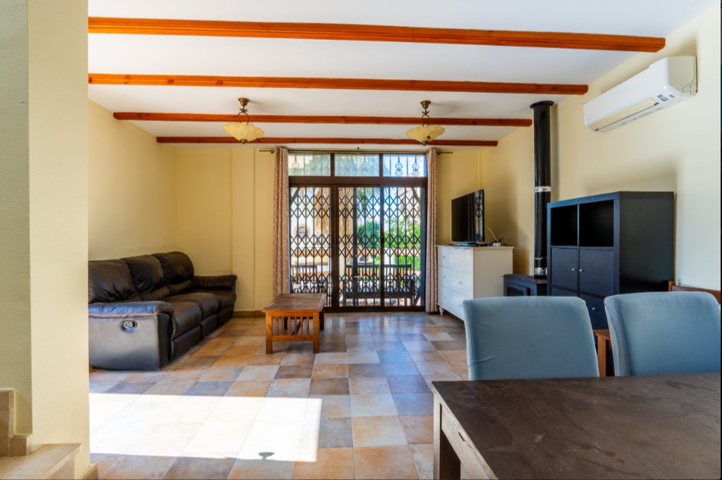 CHALET INDEPENDIENTE CON PISCINA PRIVADA, SÓTANO HABITABLE Y SOLÁRIUM EN PARCELA DE 250 M²