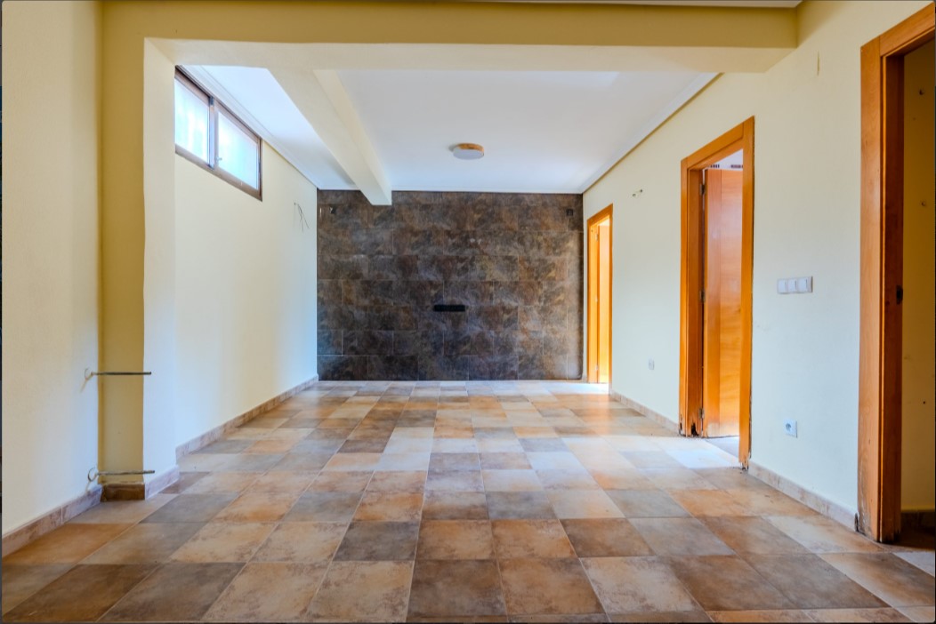 CHALET INDEPENDIENTE CON PISCINA PRIVADA, SÓTANO HABITABLE Y SOLÁRIUM EN PARCELA DE 250 M²