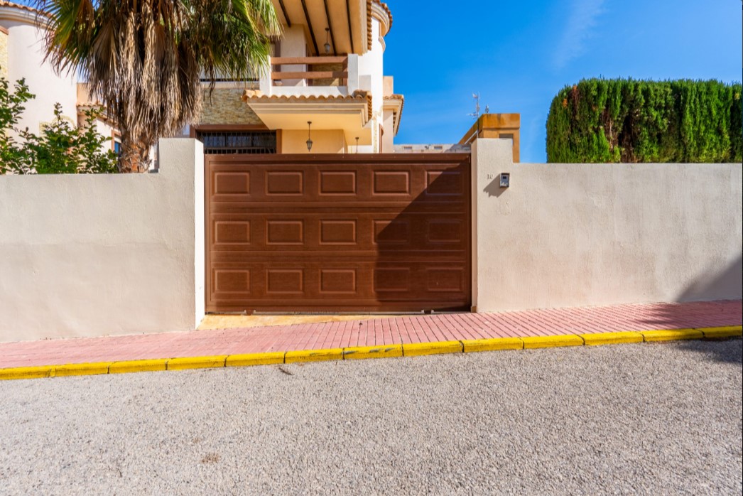 CHALET INDEPENDIENTE CON PISCINA PRIVADA, SÓTANO HABITABLE Y SOLÁRIUM EN PARCELA DE 250 M²