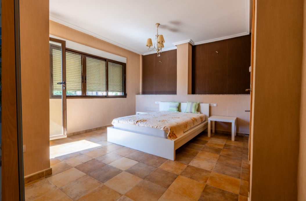 CHALET INDEPENDIENTE CON PISCINA PRIVADA, SÓTANO HABITABLE Y SOLÁRIUM EN PARCELA DE 250 M²