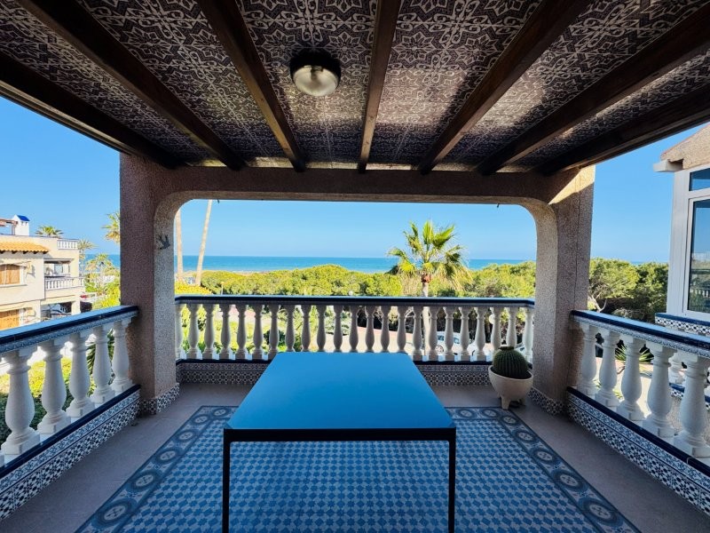 EXCLUSIVO DÚPLEX REFORMADO EN PRIMERA LÍNEA DE MAR CON VISTAS PANORÁMICAS EN CAMPO MAR, GUARDAMAR DEL SEGURA