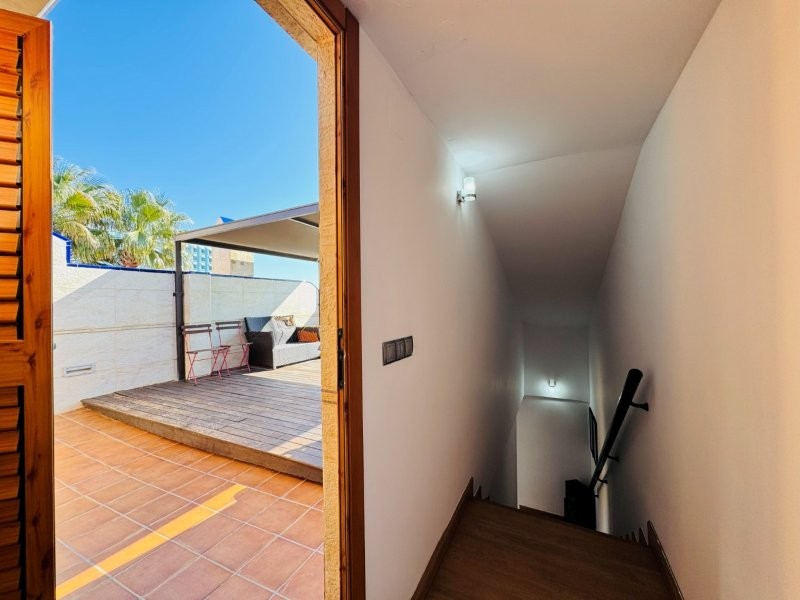 EXCLUSIVO DÚPLEX REFORMADO EN PRIMERA LÍNEA DE MAR CON VISTAS PANORÁMICAS EN CAMPO MAR, GUARDAMAR DEL SEGURA