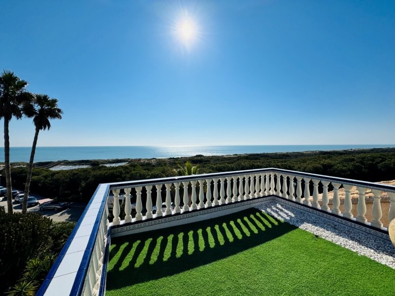 EXCLUSIVO DÚPLEX REFORMADO EN PRIMERA LÍNEA DE MAR CON VISTAS PANORÁMICAS EN CAMPO MAR, GUARDAMAR DEL SEGURA