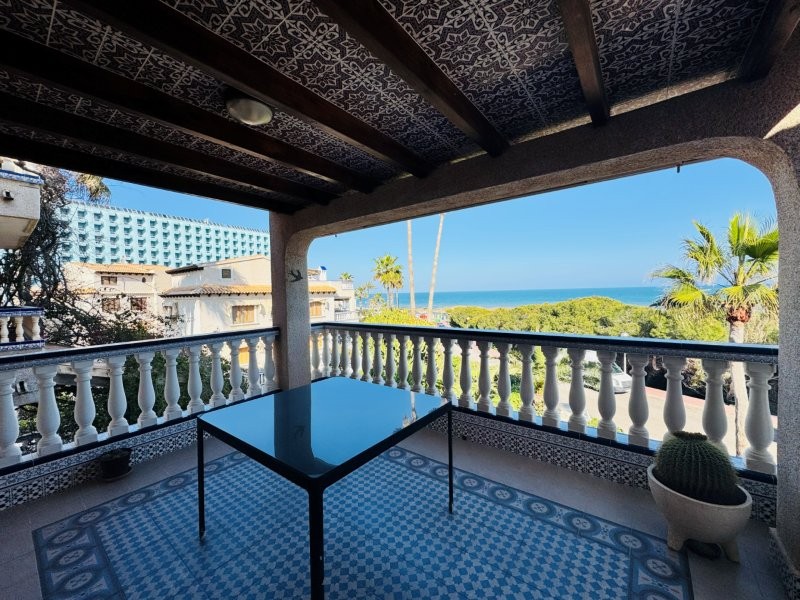 EXCLUSIVO DÚPLEX REFORMADO EN PRIMERA LÍNEA DE MAR CON VISTAS PANORÁMICAS EN CAMPO MAR, GUARDAMAR DEL SEGURA