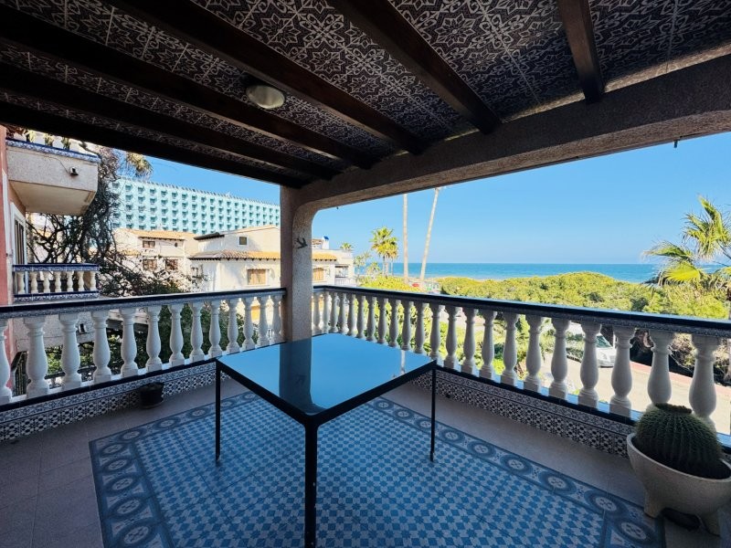 EXCLUSIVO DÚPLEX REFORMADO EN PRIMERA LÍNEA DE MAR CON VISTAS PANORÁMICAS EN CAMPO MAR, GUARDAMAR DEL SEGURA