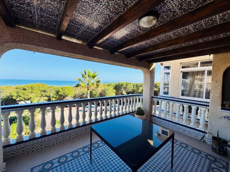 EXCLUSIVO DÚPLEX REFORMADO EN PRIMERA LÍNEA DE MAR CON VISTAS PANORÁMICAS EN CAMPO MAR, GUARDAMAR DEL SEGURA