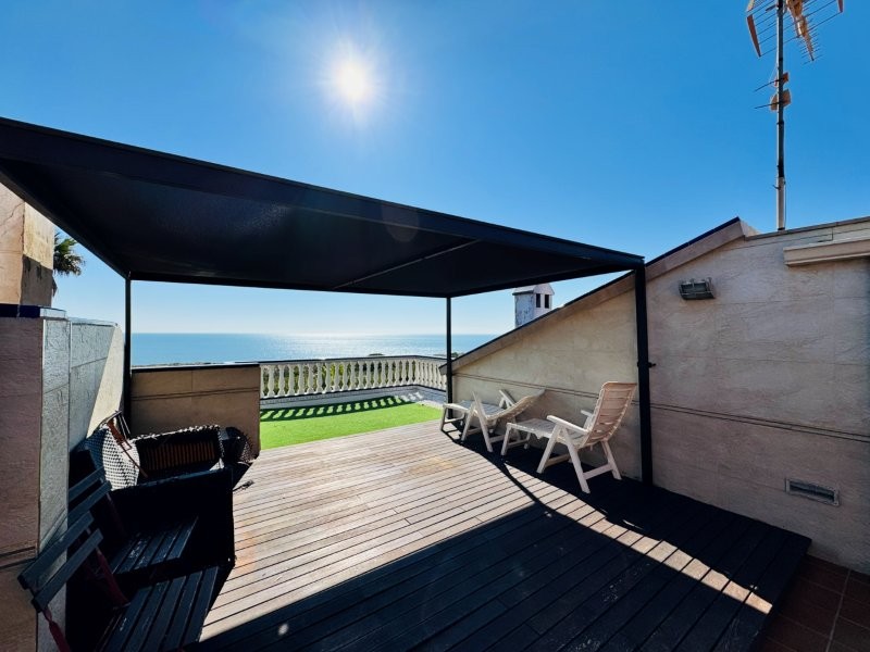 EXCLUSIVO DÚPLEX REFORMADO EN PRIMERA LÍNEA DE MAR CON VISTAS PANORÁMICAS EN CAMPO MAR, GUARDAMAR DEL SEGURA