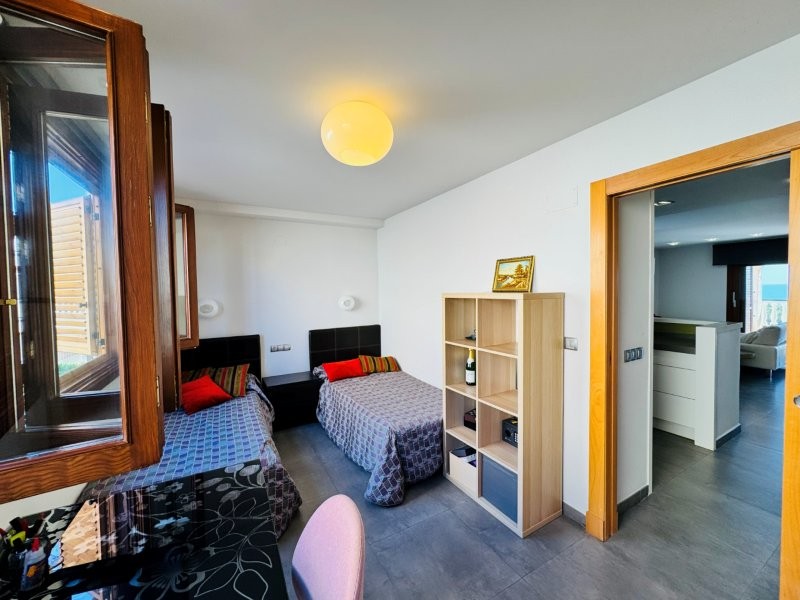 EXCLUSIVO DÚPLEX REFORMADO EN PRIMERA LÍNEA DE MAR CON VISTAS PANORÁMICAS EN CAMPO MAR, GUARDAMAR DEL SEGURA