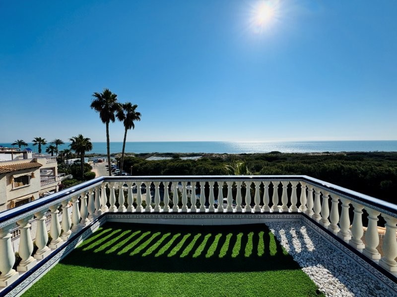 EXCLUSIVO DÚPLEX REFORMADO EN PRIMERA LÍNEA DE MAR CON VISTAS PANORÁMICAS EN CAMPO MAR, GUARDAMAR DEL SEGURA