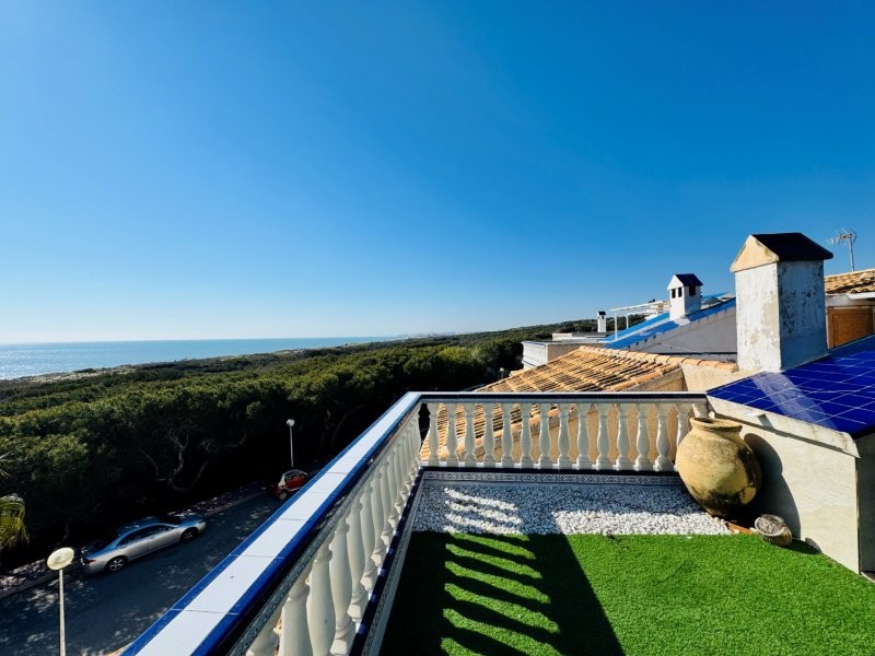 EXCLUSIVO DÚPLEX REFORMADO EN PRIMERA LÍNEA DE MAR CON VISTAS PANORÁMICAS EN CAMPO MAR, GUARDAMAR DEL SEGURA