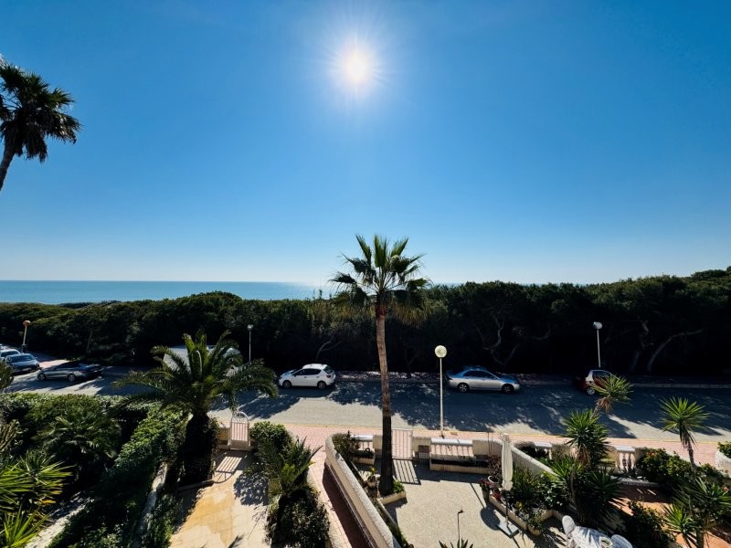 EXCLUSIVO DÚPLEX REFORMADO EN PRIMERA LÍNEA DE MAR CON VISTAS PANORÁMICAS EN CAMPO MAR, GUARDAMAR DEL SEGURA