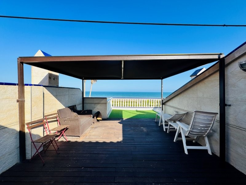 EXCLUSIVO DÚPLEX REFORMADO EN PRIMERA LÍNEA DE MAR CON VISTAS PANORÁMICAS EN CAMPO MAR, GUARDAMAR DEL SEGURA
