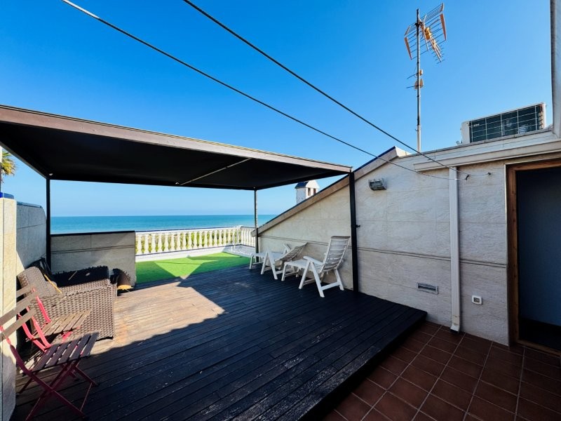 EXCLUSIVO DÚPLEX REFORMADO EN PRIMERA LÍNEA DE MAR CON VISTAS PANORÁMICAS EN CAMPO MAR, GUARDAMAR DEL SEGURA