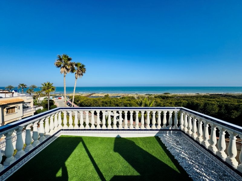 EXCLUSIVO DÚPLEX REFORMADO EN PRIMERA LÍNEA DE MAR CON VISTAS PANORÁMICAS EN CAMPO MAR, GUARDAMAR DEL SEGURA