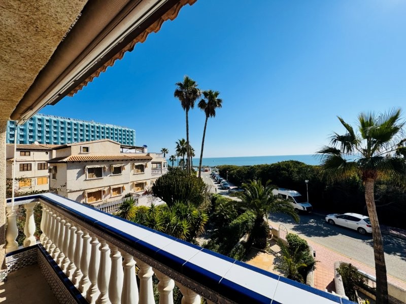 EXCLUSIVO DÚPLEX REFORMADO EN PRIMERA LÍNEA DE MAR CON VISTAS PANORÁMICAS EN CAMPO MAR, GUARDAMAR DEL SEGURA