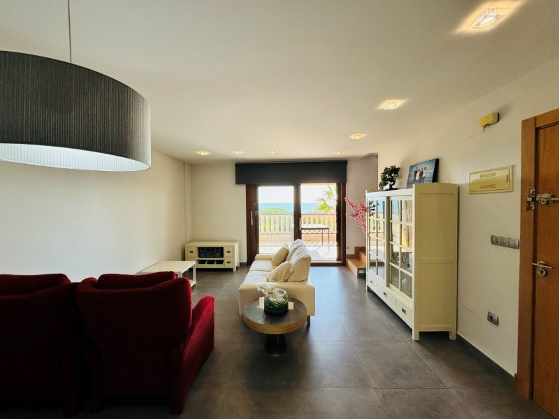 EXCLUSIVO DÚPLEX REFORMADO EN PRIMERA LÍNEA DE MAR CON VISTAS PANORÁMICAS EN CAMPO MAR, GUARDAMAR DEL SEGURA