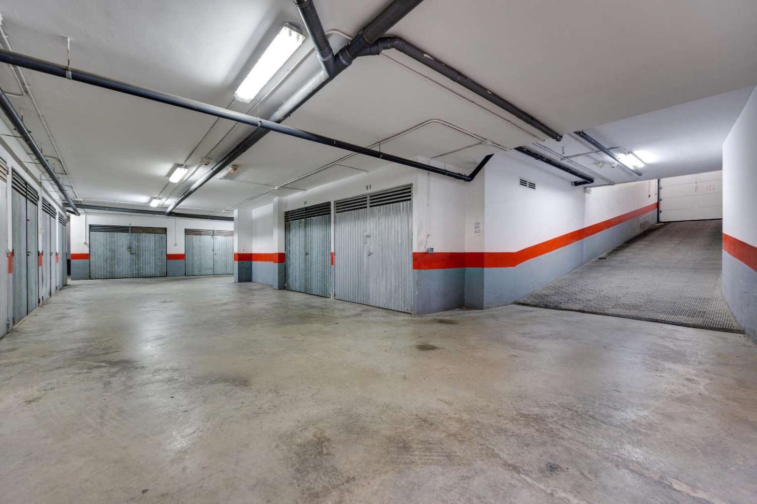 TILAVA 3 MAKUUHUONEEN ASUNTO 200 METRIN PÄÄSSÄ MERESTÄ, SULJETTU AUTOTALLI, TERASSI JA PARVEKKEET