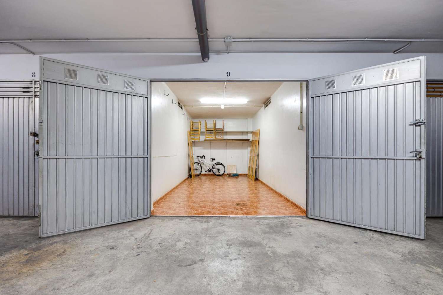 TILAVA 3 MAKUUHUONEEN ASUNTO 200 METRIN PÄÄSSÄ MERESTÄ, SULJETTU AUTOTALLI, TERASSI JA PARVEKKEET