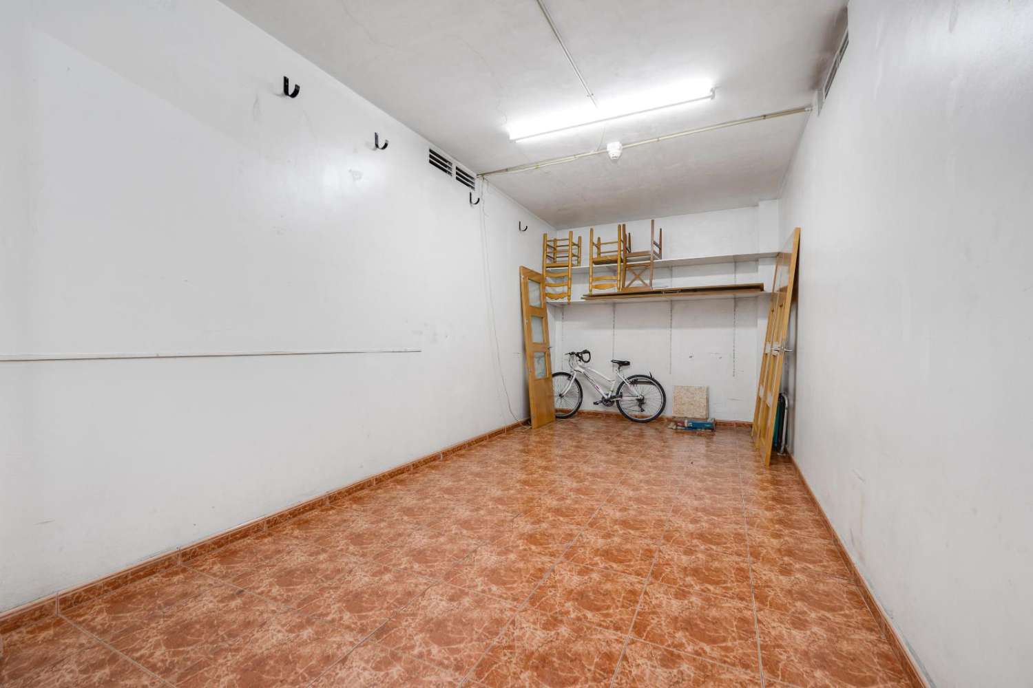 TILAVA 3 MAKUUHUONEEN ASUNTO 200 METRIN PÄÄSSÄ MERESTÄ, SULJETTU AUTOTALLI, TERASSI JA PARVEKKEET