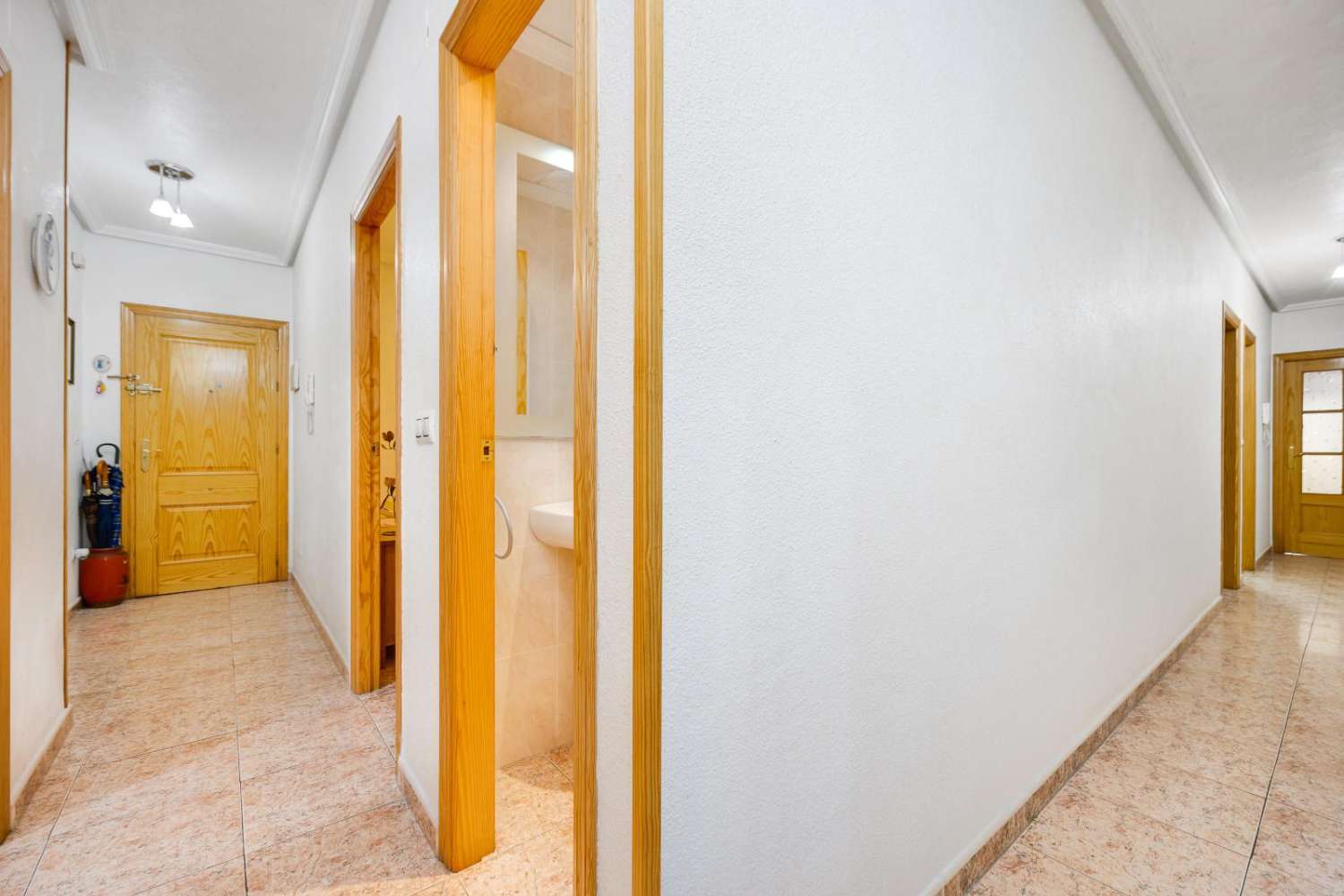 TILAVA 3 MAKUUHUONEEN ASUNTO 200 METRIN PÄÄSSÄ MERESTÄ, SULJETTU AUTOTALLI, TERASSI JA PARVEKKEET