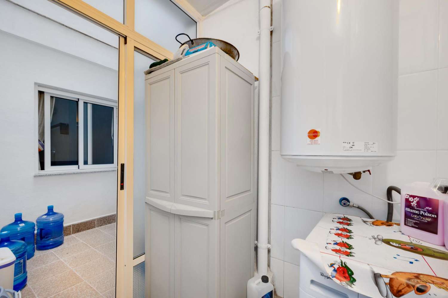 TILAVA 3 MAKUUHUONEEN ASUNTO 200 METRIN PÄÄSSÄ MERESTÄ, SULJETTU AUTOTALLI, TERASSI JA PARVEKKEET