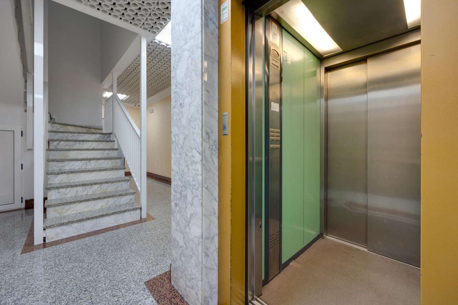 TILAVA 3 MAKUUHUONEEN ASUNTO 200 METRIN PÄÄSSÄ MERESTÄ, SULJETTU AUTOTALLI, TERASSI JA PARVEKKEET