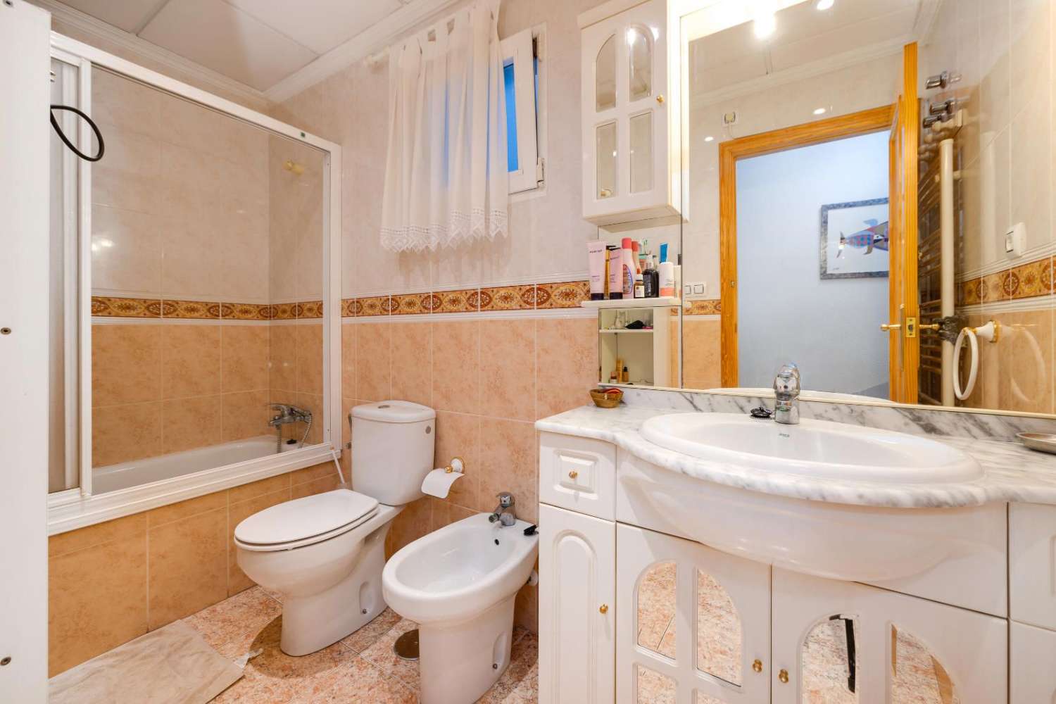 TILAVA 3 MAKUUHUONEEN ASUNTO 200 METRIN PÄÄSSÄ MERESTÄ, SULJETTU AUTOTALLI, TERASSI JA PARVEKKEET