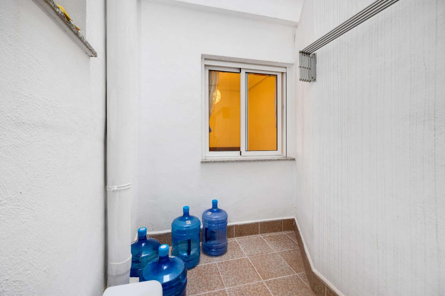 TILAVA 3 MAKUUHUONEEN ASUNTO 200 METRIN PÄÄSSÄ MERESTÄ, SULJETTU AUTOTALLI, TERASSI JA PARVEKKEET