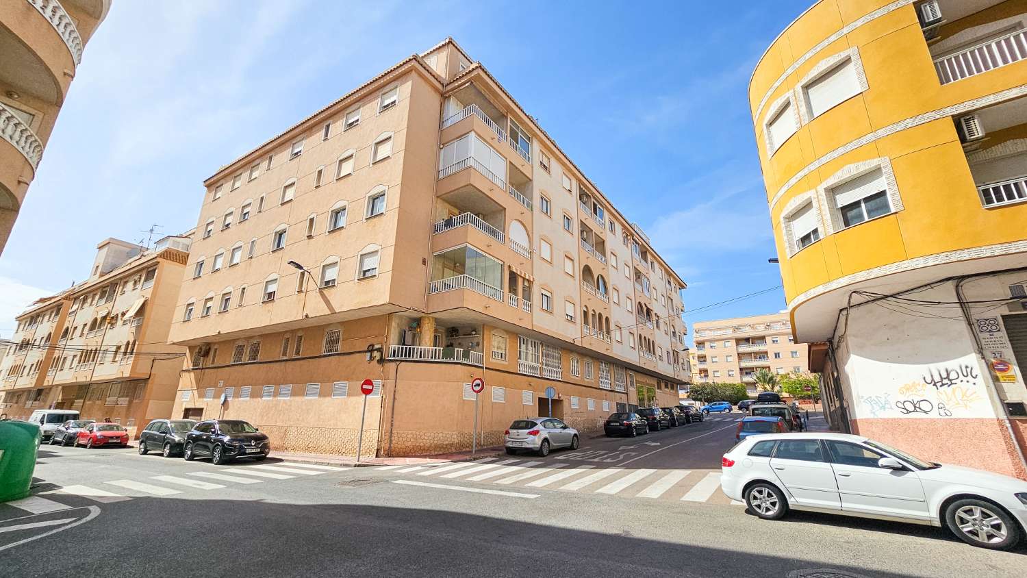 APARTAMENTO LUMINOSO CON PISCINA Y TERRAZA A 800 M DEL MAR EN TORREVIEJA – IDEAL INVERSIÓN O VIVIENDA HABITUAL