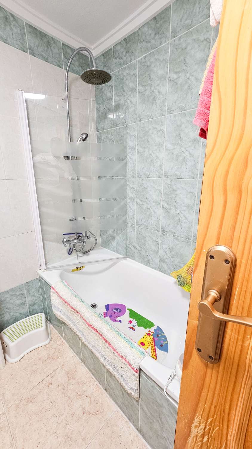 APARTAMENTO LUMINOSO CON PISCINA Y TERRAZA A 800 M DEL MAR EN TORREVIEJA – IDEAL INVERSIÓN O VIVIENDA HABITUAL