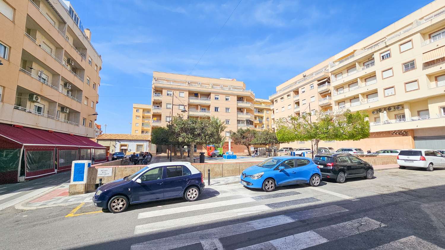 APARTAMENTO LUMINOSO CON PISCINA Y TERRAZA A 800 M DEL MAR EN TORREVIEJA – IDEAL INVERSIÓN O VIVIENDA HABITUAL