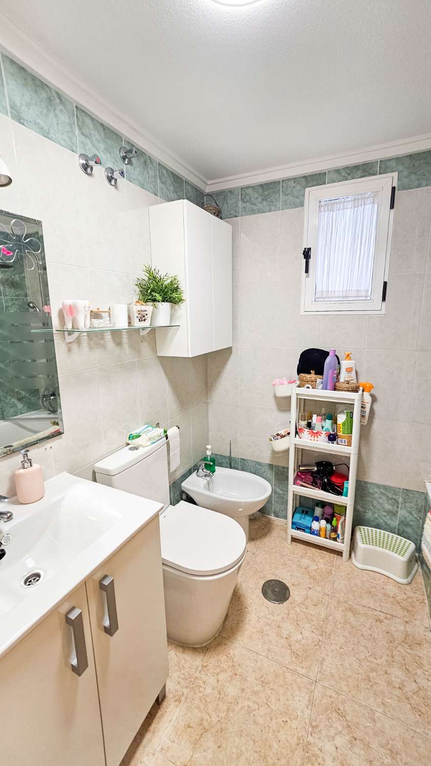 APARTAMENTO LUMINOSO CON PISCINA Y TERRAZA A 800 M DEL MAR EN TORREVIEJA – IDEAL INVERSIÓN O VIVIENDA HABITUAL