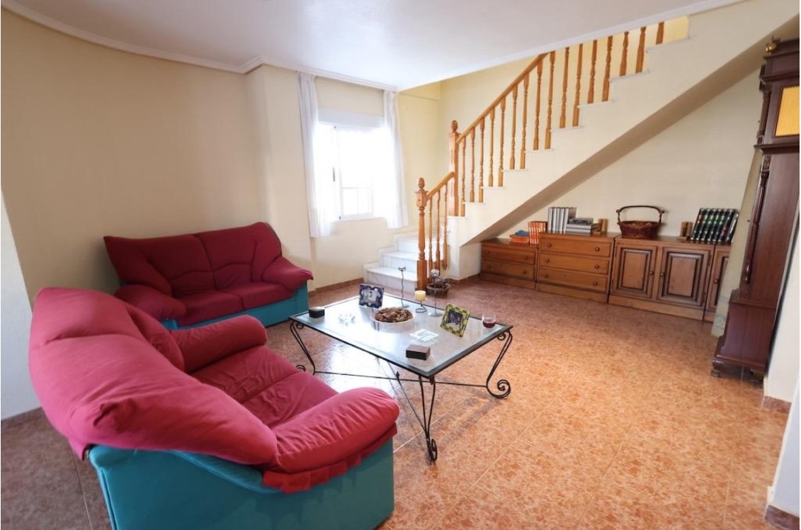 FRITTSTÅENDE HJØRNEVILLA MED TOMT PÅ 400 M², PRIVAT BASSENG OG GARASJE I LOS ALTOS