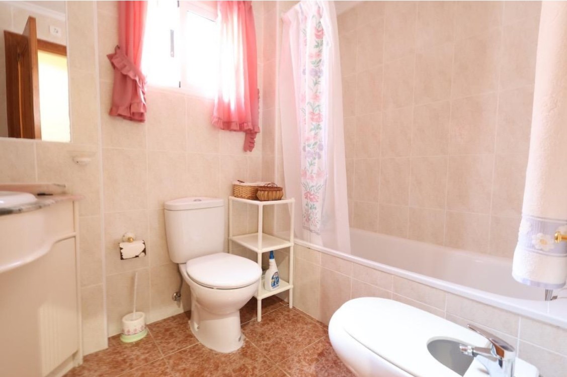 FRITTSTÅENDE HJØRNEVILLA MED TOMT PÅ 400 M², PRIVAT BASSENG OG GARASJE I LOS ALTOS