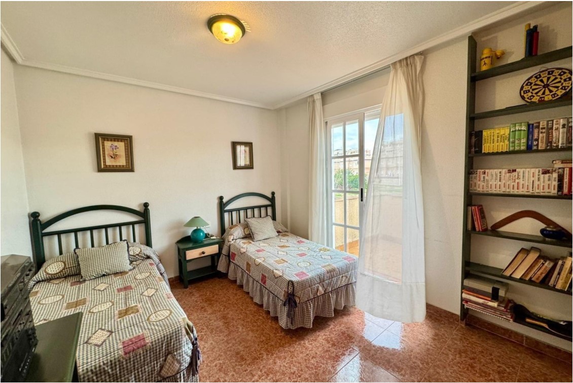 FRITTSTÅENDE HJØRNEVILLA MED TOMT PÅ 400 M², PRIVAT BASSENG OG GARASJE I LOS ALTOS