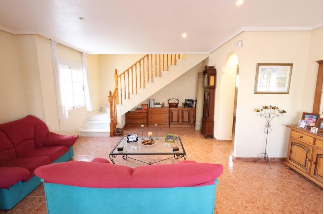 FRITTSTÅENDE HJØRNEVILLA MED TOMT PÅ 400 M², PRIVAT BASSENG OG GARASJE I LOS ALTOS