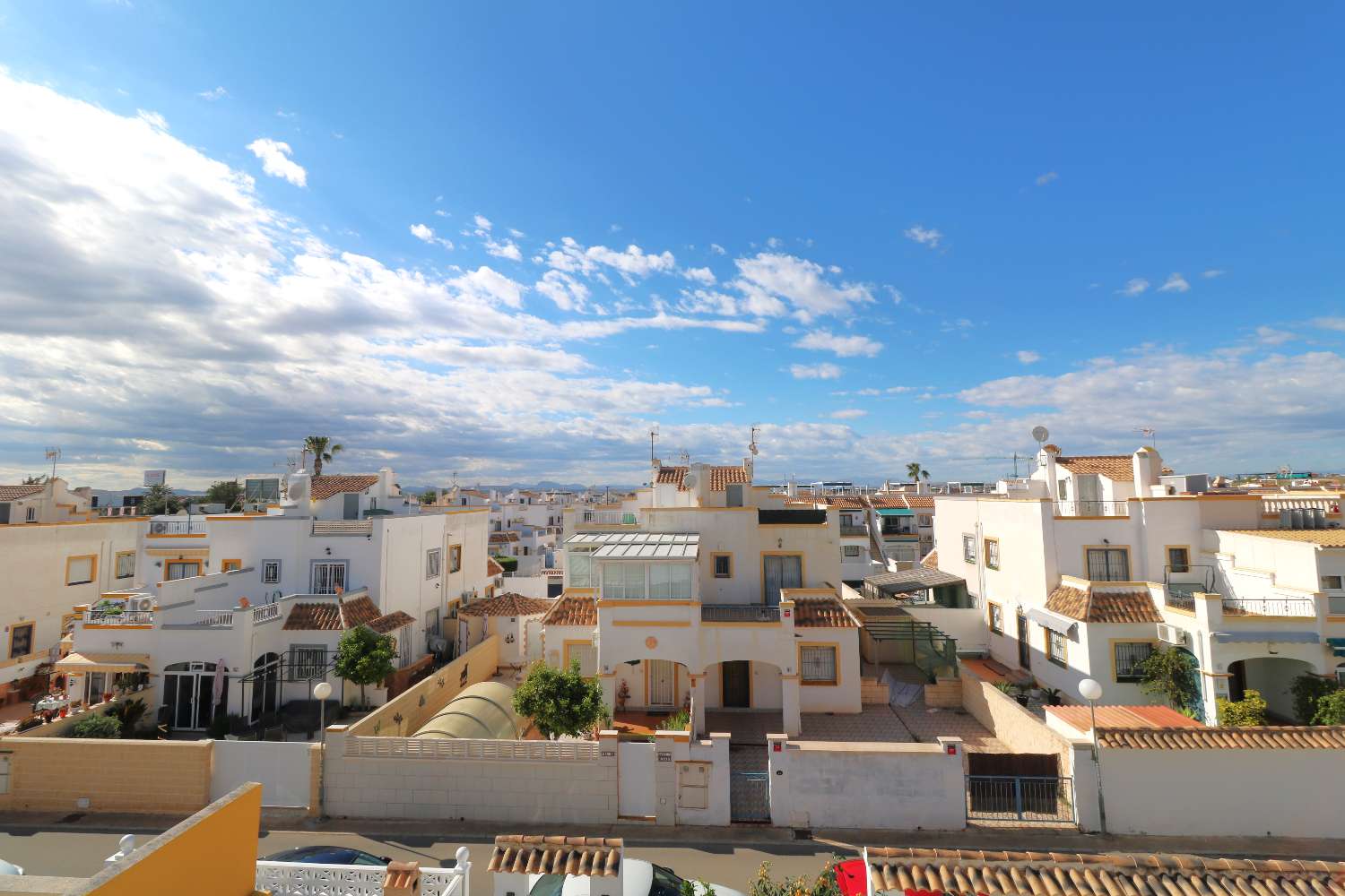 ОНОВЛЕНИЙ КВАДРАТ ІЗ САДОМ, ПІДВАЛОМ І СПІЛЬНИМ БАСЕЙНОМ У РАЙОНІ КАРФУР – ТОРРЕВІЄХА