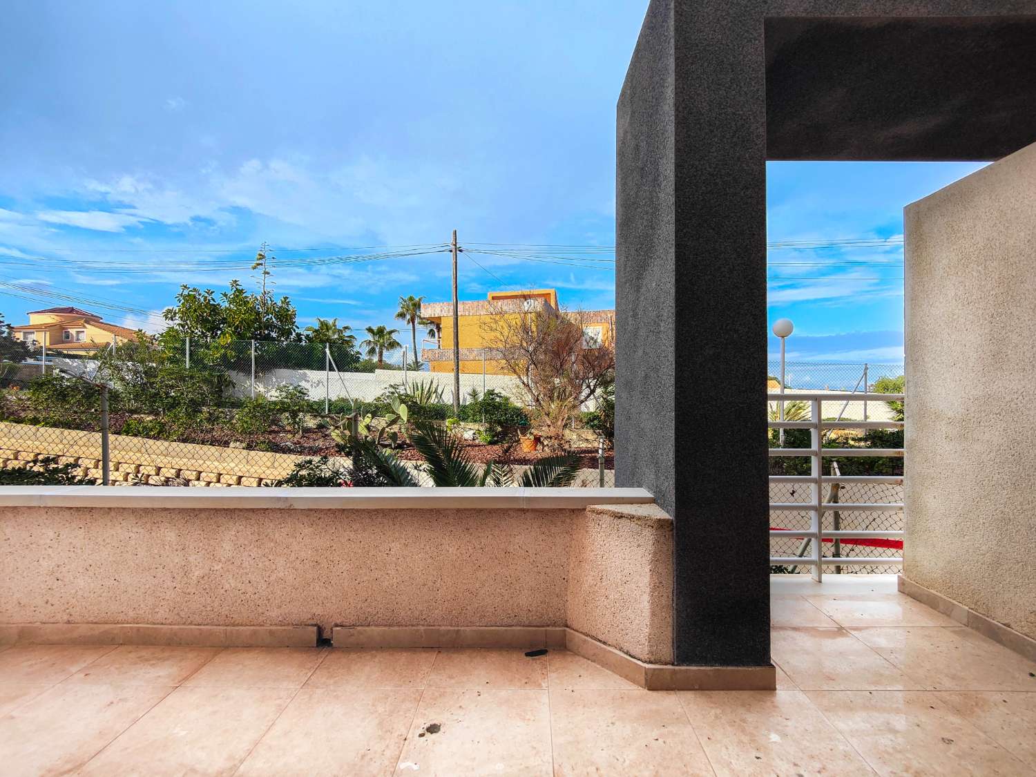 ZREKONSTRUOVANÝ BYT NA PLÁŽI LA MATA S TERASOU, BAZÉNEM A PŘÍMÝM PŘÍSTUPEM K MOŘI