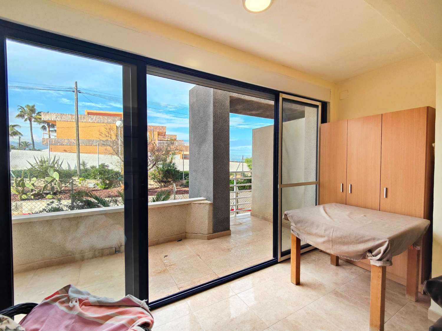 ZREKONSTRUOVANÝ BYT NA PLÁŽI LA MATA S TERASOU, BAZÉNEM A PŘÍMÝM PŘÍSTUPEM K MOŘI