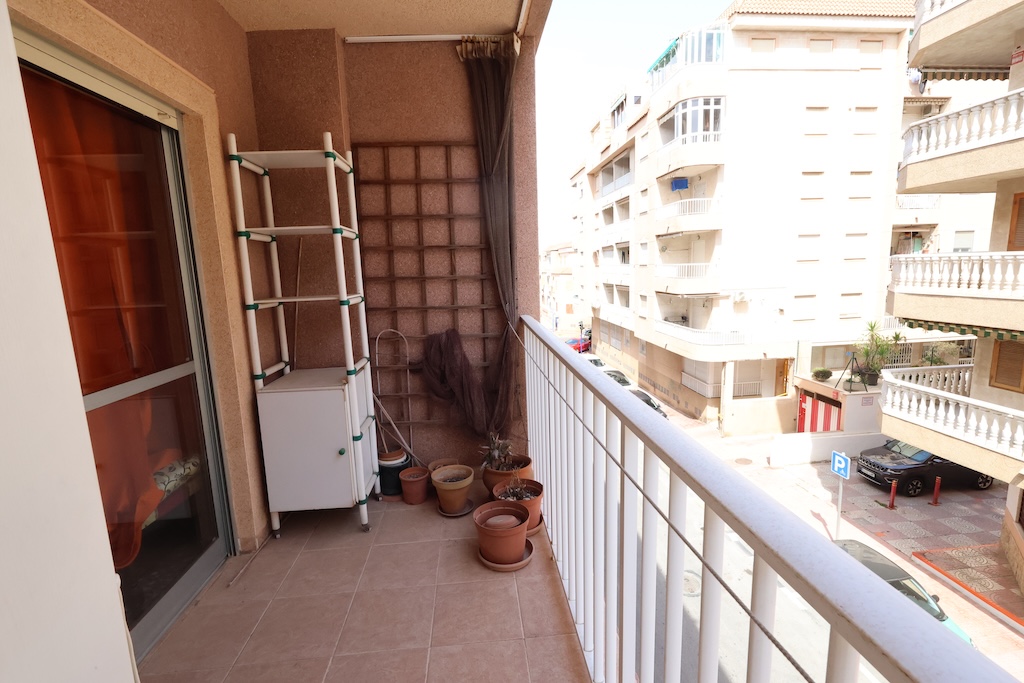 AMPLIO APARTAMENTO DE 3 DORMITORIOS CON TERRAZA Y VISTAS LATERALES AL MAR A PASOS DE LA PLAYA DEL ACEQUIÓN
