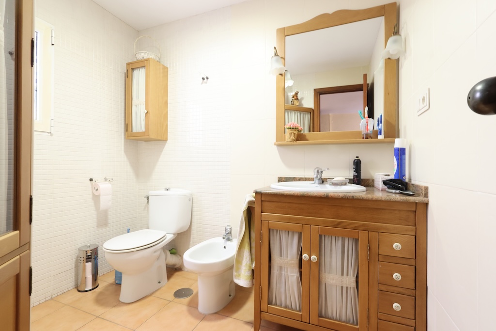 AMPLIO APARTAMENTO DE 3 DORMITORIOS CON TERRAZA Y VISTAS LATERALES AL MAR A PASOS DE LA PLAYA DEL ACEQUIÓN